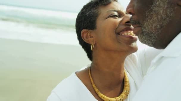 Pareja disfrutando de cercanía en la playa — Vídeos de Stock