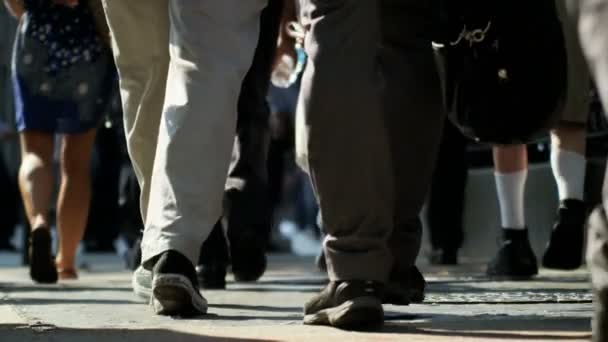 Gente caminando al trabajo — Vídeos de Stock