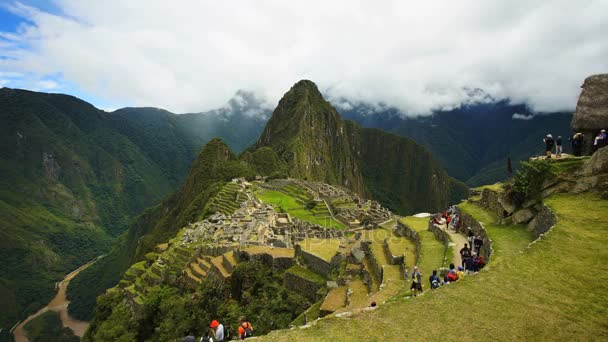 Turister som besöker Machu Picchu — Stockvideo