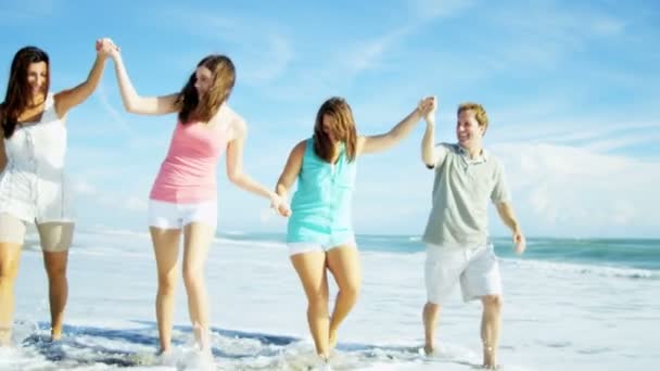 10 代の若者と楽しい時を過す親の週末 — ストック動画