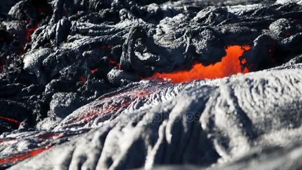 Langsam fließender Fluss schmilzt heiße Lava — Stockvideo