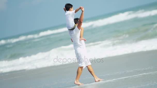 Padre caminando con su hijo en la playa — Vídeo de stock