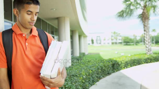 Niño sosteniendo libro de trabajo — Vídeo de stock