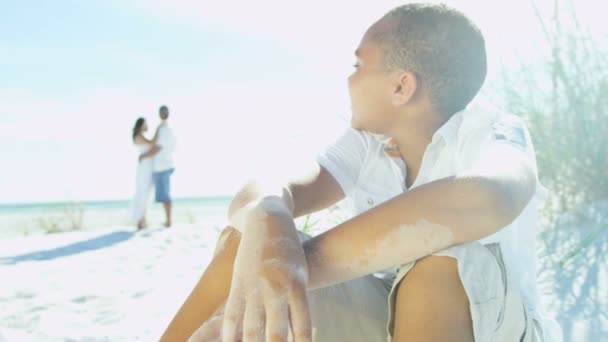 Sohn sitzt mit Mutter und Vater am Strand — Stockvideo