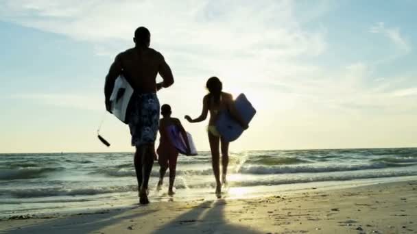 家庭中运行与冲浪板 — 图库视频影像