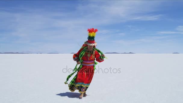 Indisk kvinna dansar på Salar de Uyuni — Stockvideo