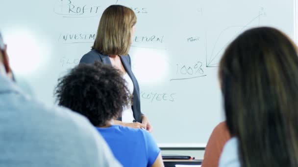 Estudiantes que asisten a la escuela educativa de posgrado — Vídeos de Stock