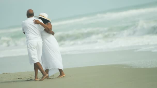 Couple dansant sur la plage — Video