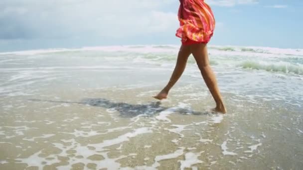 Mädchen läuft barfuß am Strand — Stockvideo
