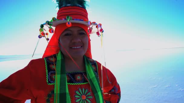 Bolivianska kvinna på Salar de Uyuni — Stockvideo