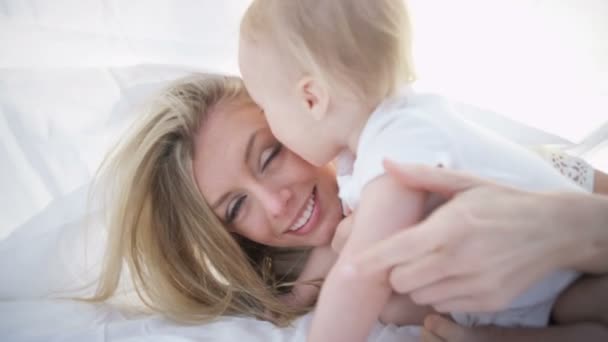 Maman avec bébé garçon sous écharpe — Video