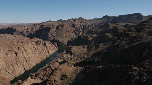 Река Колорадо в пустыне Мохаве — стоковое видео