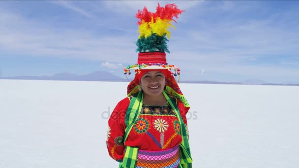Mujer indígena vestida con traje tradicional — Vídeos de Stock
