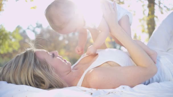 Madre jugando con su pequeño bebé — Vídeos de Stock