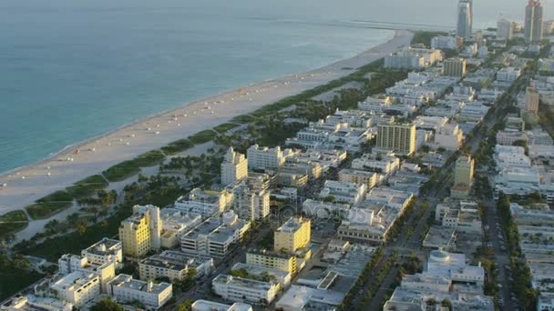 Art Deco hotels langs de kust van Miami — Stockvideo