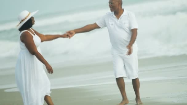 Casal dançando junto ao oceano — Vídeo de Stock