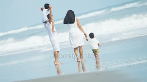 Семья ходит по мокрому песку — стоковое видео