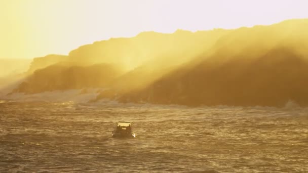 Lava fällt ins Meer — Stockvideo