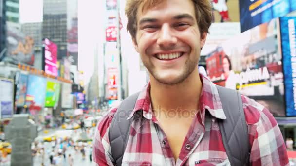 Visitante de pé em Times Square — Vídeo de Stock