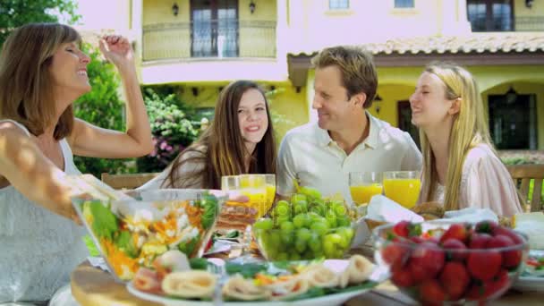 Familia disfrutando del jugo — Vídeos de Stock