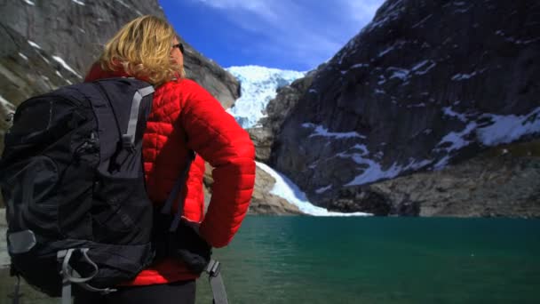 Lake viewed by hiker — стоковое видео