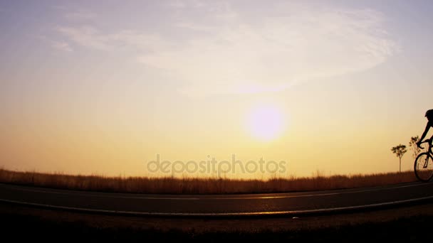 Motociclista em ciclovia ao nascer do sol — Vídeo de Stock