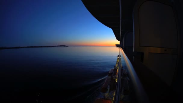 Navio de cruzeiro a partir da varanda dos fiordes noruegueses — Vídeo de Stock
