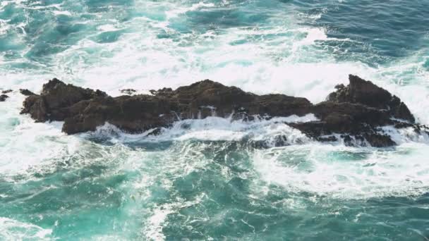 Waves crashing onto jagged rocks — Stock Video