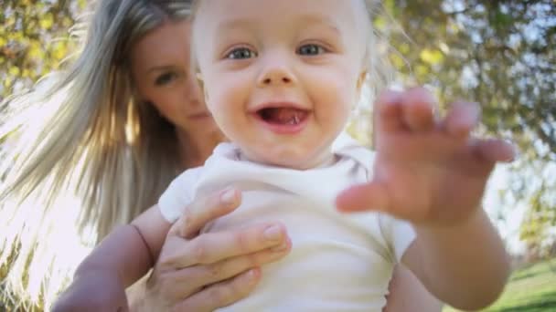 Moeder haar zoon jonge baby stuiteren — Stockvideo