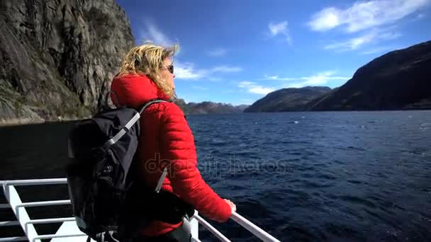 Lysefjorden Fjord ile ilgilenen uzun yürüyüşe çıkan kimse — Stok video