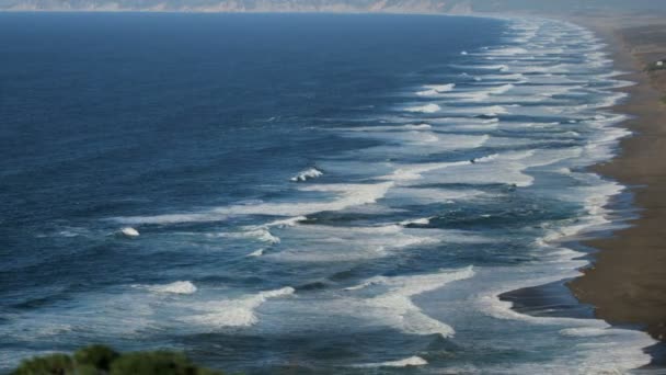 Wellen spülen die Küste entlang — Stockvideo