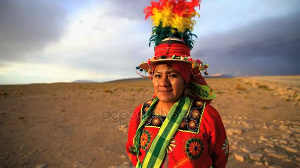 Mulher boliviana no Salar de Uyuni — Vídeo de Stock