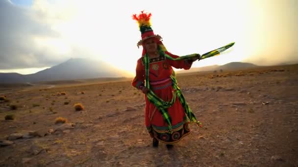 Танцующие коренные женщины в национальных головных уборах — стоковое видео