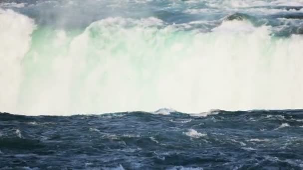 Energía hidroeléctrica generada por las Cataratas del Niágara — Vídeo de stock