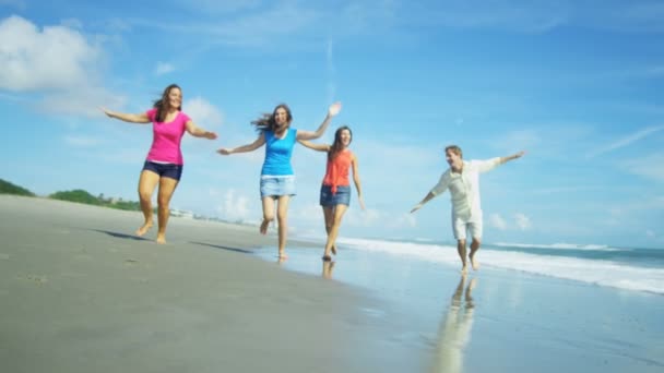 Famiglia in esecuzione sulla spiaggia — Video Stock