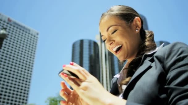 Бізнес-леді, використовуючи смартфон — стокове відео