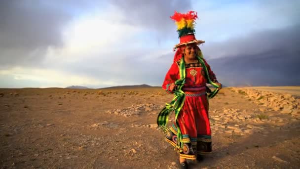 Mujer indígena bailando en traje nacional — Vídeos de Stock