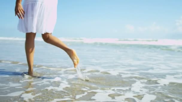 Flicka gå barfota på stranden — Stockvideo