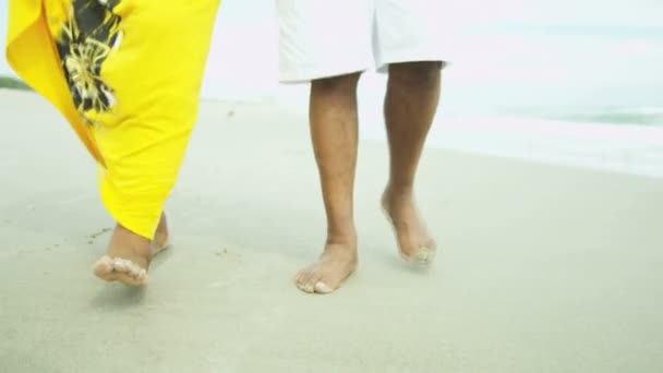 Pareja caminando por la playa — Vídeos de Stock