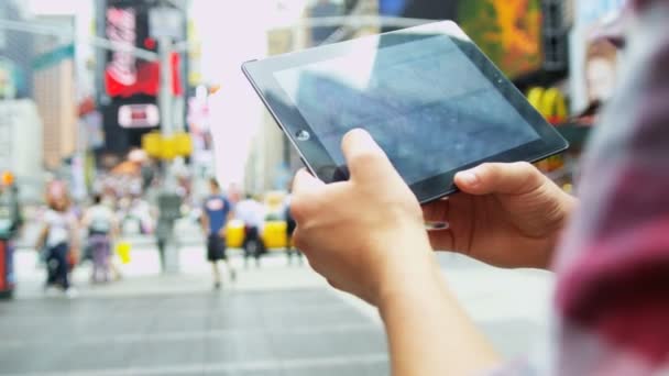 Tourist using tablet — Stock Video