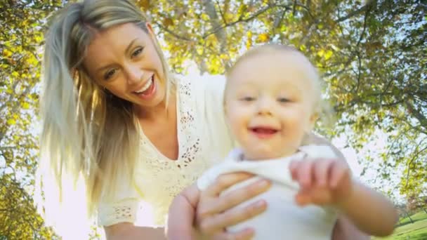 Anya a baba fiú szabadban — Stock videók