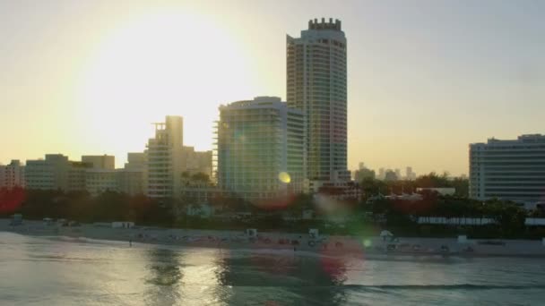 Vista para o pôr do sol do Waterfront Fontainebleau Hotel — Vídeo de Stock