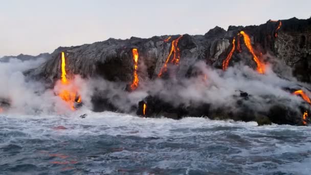 Lava que vierte en el océano Pacífico — Vídeos de Stock