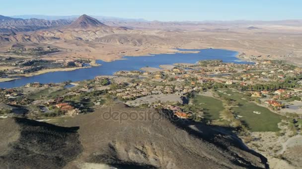 Bostadshus vid stranden av Lake Mead — Stockvideo