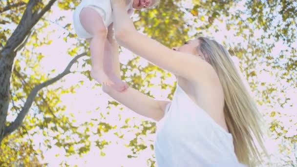 Onun bebek çocuk zıplayan anne — Stok video