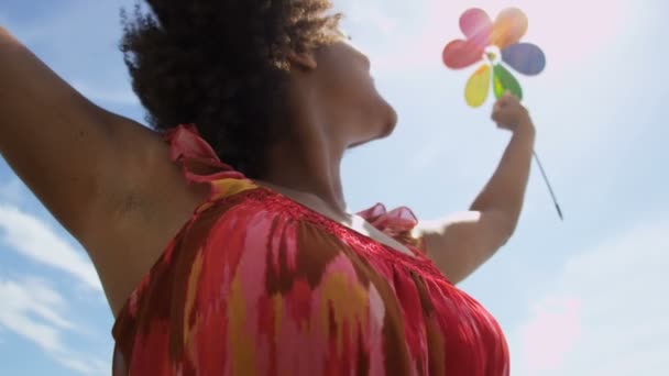 Kvinna poserar med vindsnurra — Stockvideo