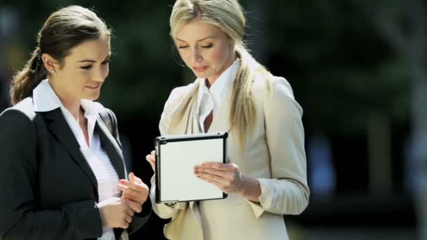 Mujeres de negocios discutiendo estrategia de negocios — Vídeos de Stock