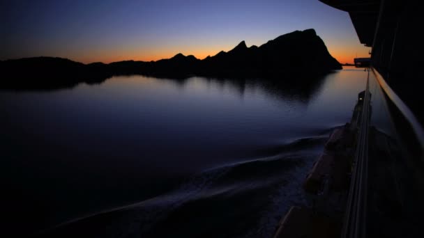 Bateau de croisière depuis le balcon des fjords norvégiens — Video