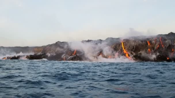 Lava que despeja no oceano Pacífico — Vídeo de Stock