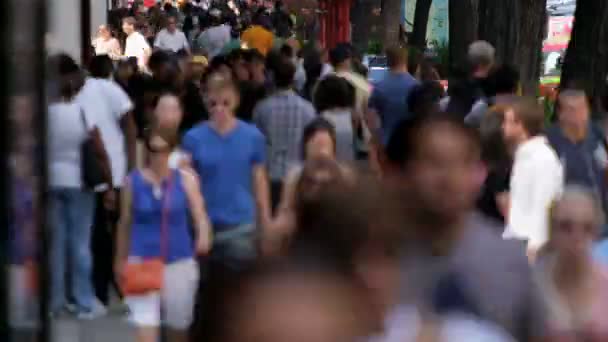 İnsanlar meşgul sokaklarda yürürken, insanlar — Stok video